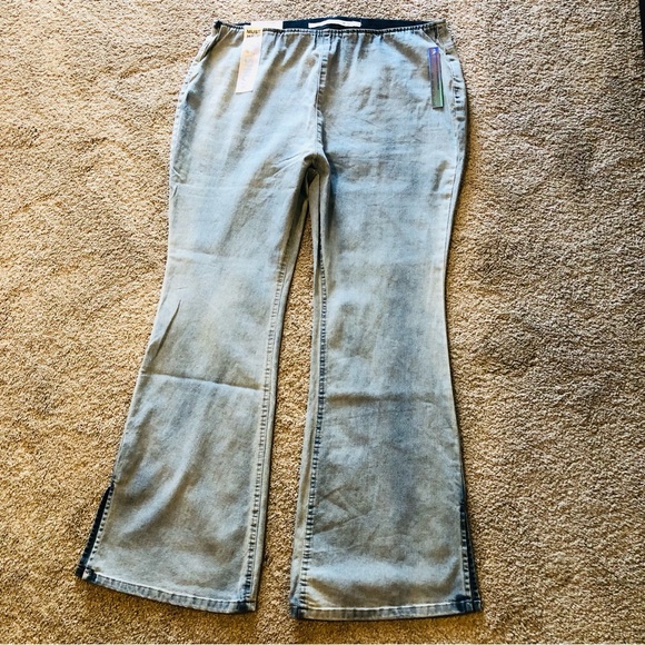TINSELTOWN Plus Size 1X Light Wash Pull On Flare Hi Rise Jeans Split Hem - Picture 6 of 13